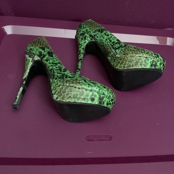 Green snakeskin print stilettos - Picture 3 of 3